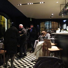 狭い店内だが、感じの良い白黒のタイル。お客も感じが良い。