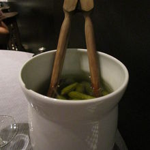 美味しい豚のリエットの付け合せピクルスも食べ放題！