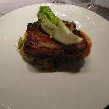 メイン：豚のキャラメリゼ。外側カリカリ中ジューシー。野菜添え