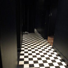 この廊下から、ホテルロビーに行ける。