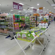 １階に食料品が多く並んでいました