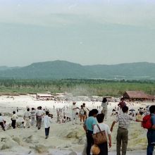 硫黄山からレストハウスと駐車場を望む