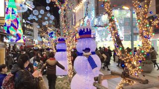 韓国コスメ、カラコンなど、女性向けファッション系ショッピングはお店が集中しているこの通りが便利！