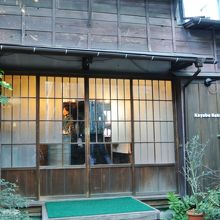 パン屋さんには見えない外観