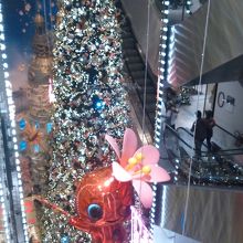 店内のクリスマスツリー。昨年と大差が無いが、、、