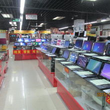 全てパソコンです。ここは二手（中古）市場。