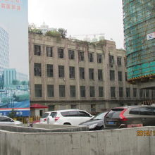 奥に見えるのが校舎。