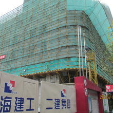 武進路沿いにビルを建築中