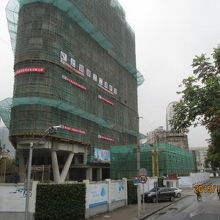 高層ビルの工事中です。