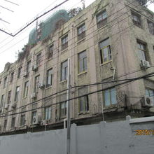 哈爾濱路から見た４階建ての校舎。