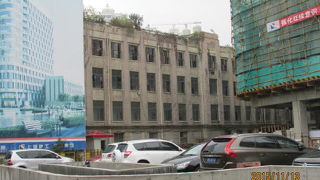 日本租界時代の第四国民学校の建物が残っています。