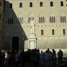 正面の建物です