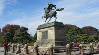 観光バス駐車場近くに建っています