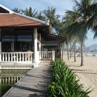 朝食ビュッフェはオンザビーチのレストランで。