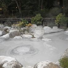 湧き上がる泥温泉。