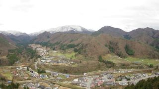 雪をかぶった山々がきれいに見えます