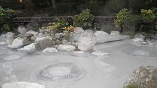 地熱で溶けた泥が湧き上がる「鬼石坊主地獄」