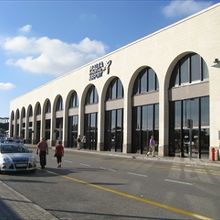 空港前にはパトカーが停まっています