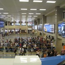 コンパクトですが人は多いです