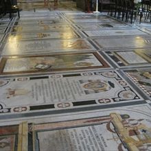 足元にはやっぱりお墓が敷き詰められてます