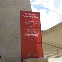 バレッタの入り口からも階段がのびます