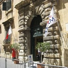 観光案内所も古い外観です