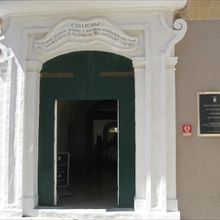 入り口は少し離れてます