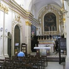 教会へは地下から通っていきます