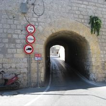 人も車も通る道です