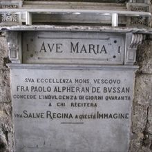 門のトンネルの内部にはレリーフがあります