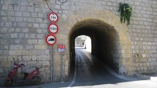 イムディーナの２つの門のうち古い方