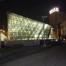 夜の美麗島駅