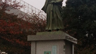 力強さを感じる銅像