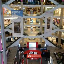 巨大な吹き抜け