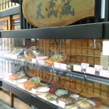 呉れんが通りのそばにあります