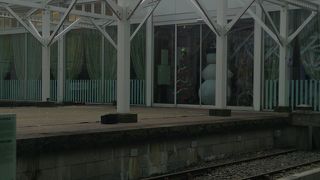 最先端のオフィスビルに囲まれた史跡