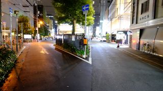 道路の真ん中に残る三角地帯