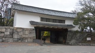 古材を使って復元された門