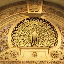 入口に飾られたクジャク像はまさにアール・デコの傑作。