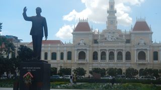 人民委員会庁舎前の広場