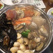 地元でも人気の店だけあって安心してヘムルタン(海鮮鍋)が食べられます。〆のポックンパは抜群に旨いので忘れずに！