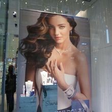 銀座スワロフスキーのショーウインドー