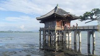 近江八景の一つの「堅田の落雁」で知られる堅田の浮御堂です。琵琶湖大橋の南に位置し、京都の大徳寺に属する臨済宗の禅寺です。