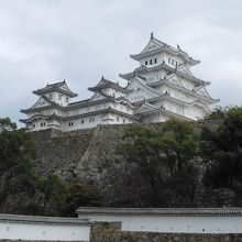 菱の門を入った所から見た天守閣