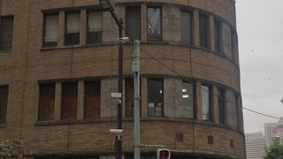 湾曲した壁面が特徴的なレトロなビル