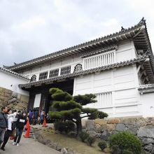 坂の上に門が見えて来ました。