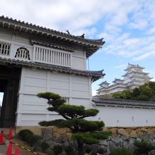 菱の門の右側に天守が見えます。