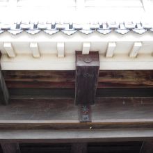 菱の門の真ん中に小さな表札がありました。