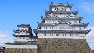 大天守の見学を終えると備前丸に出ます。ここからは天守の石垣と建物を間近かに見られます