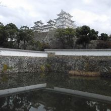 菱の門の斜め前にある三国堀から見た天守